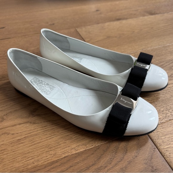 Ferragamo Varina Patent Leather Ballet Flats - Size 9 - EUC+ - Black & White - Picture 2 of 14